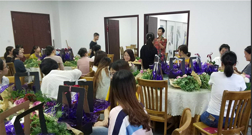 hth官网入口开展花艺培训