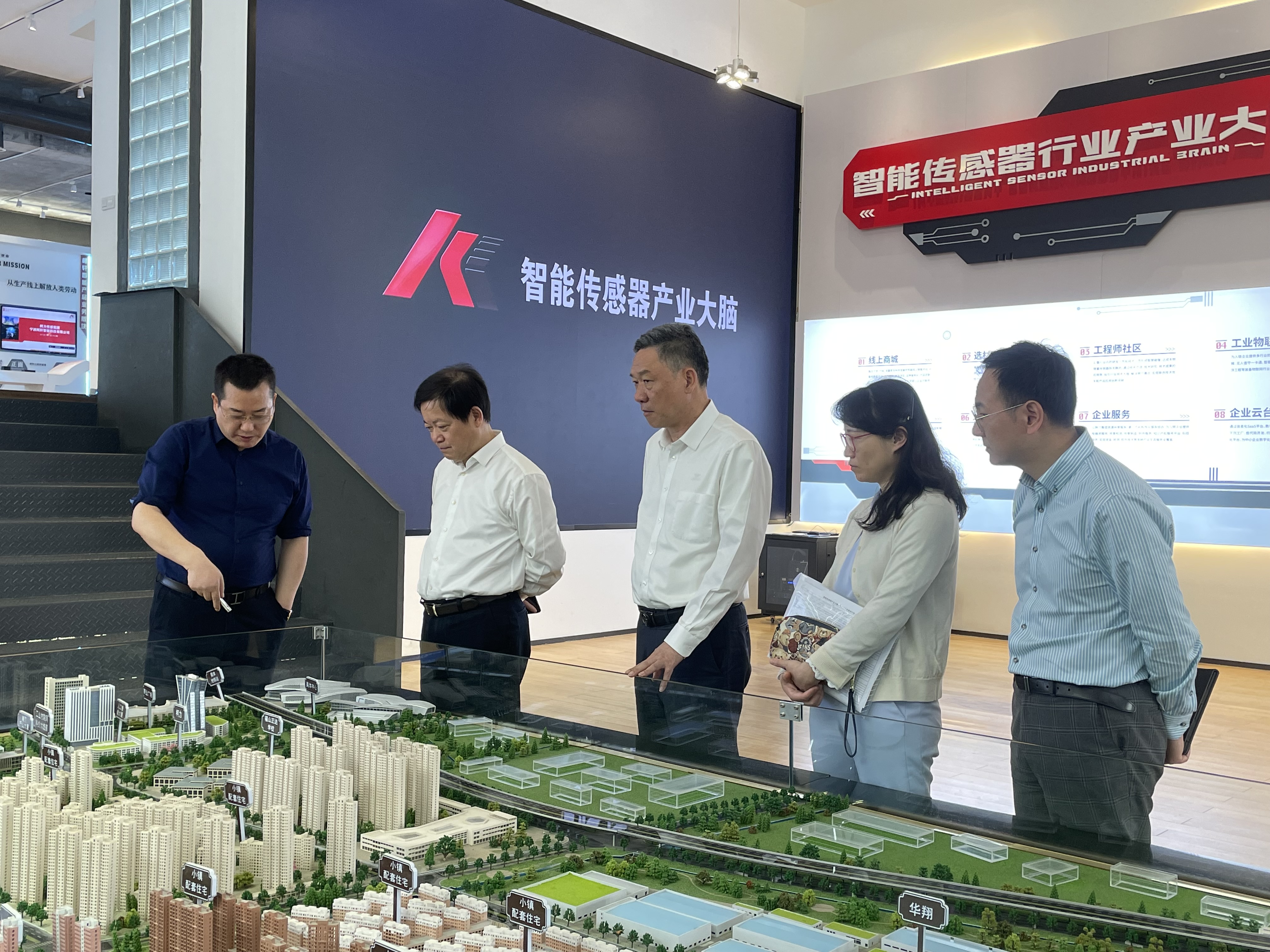 宁波市政协党组副书记、副主席陈仲朝一行莅临hth官网入口传感考察调研